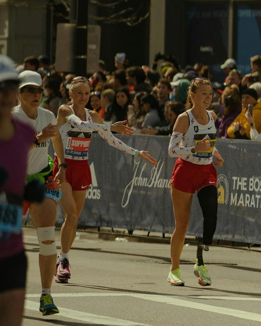 Βοστώνη: Επιζώντας της τρομοκρατικής επίθεσης του 2013 τερμάτισε στον μαραθώνιο μαζί με την Shalane Flanagan! runbeat.gr